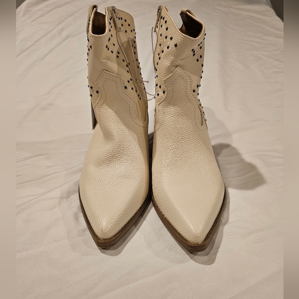 Universal Thread Women's Cream Western Country Boots Size 7.5 NWT
